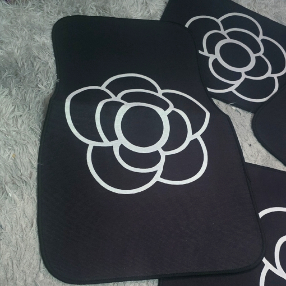 Camilla Black & White Car Floor Mats (SET OF 4)(NWOT)✨️🖤✨️ - Picture 2 of 7